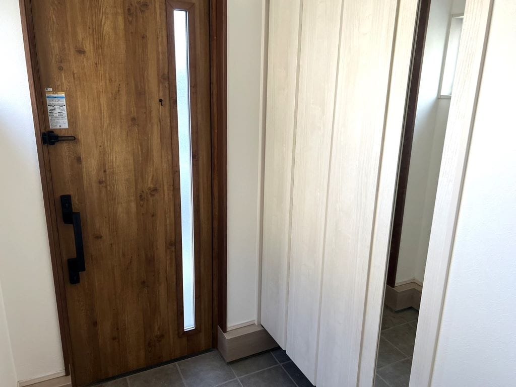 玄関には大容量収納スペースを設け、ご家族全員の靴やアウトドア用品もたっぷり収納できます。