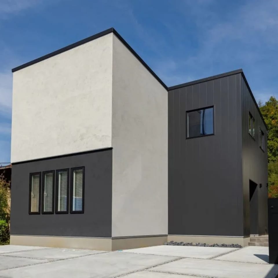 【贅沢に建物にコストを!】土地が安いから贅沢に建物にコストがかけられるのが最大の魅力!土地代が高いから建物を小さくせざるを得ない、、カーポートがほしいけど、、などゆとりある暮らしがしたい方へ。そのお悩みをこちらの分譲地では解決できます。姉妹会社スマイルハウスでは希望に合わせた夏は涼しく、冬に暖かい快適な住まいを提案いたします。*塗り壁外観施工例 壁面の石目調のタイルと差し込む日差しが非日常感を演出*施工例 インテリアライトで寝室がおしゃれに*施工例 【様々なプランで夢が広がる】全区画90坪超えの分譲地なので、平屋の計画や広々駐車スペースの確保も可能。プランの幅が広がります。 【周辺環境】地域内にはスーパーやコンビニ、飲食店など、日常生活に必要な施設が揃っています。また、塩尻市内には医療機関も充実しており、安心して生活できます。 【新春!新生活応援キャンペーン!】日頃の感謝の気持ちを込めて、大抽選会を開催いたします。中信エリアでご建築をご検討中の方は、ぜひこの機会にご参加ください。 【注文住宅をご契約いただいた方へ】新春!新生活応援キャンペーン特典♪6月末までのご契約でオプション無料サービス!※3点の中からどれか1つをお選びいただけます。 セイブなら仲介手数料0円!