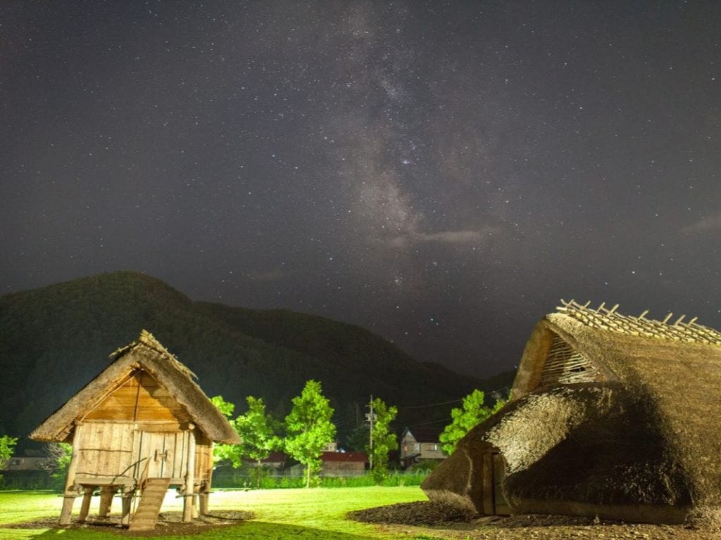 【歴史ある町】徒歩5分のところに日本三大遺跡の一つである平出遺跡があり、夏には「ワイナリーフェス」や「マルシェ」秋には「LOCAL NIGHT PICNIC」などのイベントが実施され、賑をみせております。また、地区の北側に広がる桔梗ヶ原台地は、明治以降の開発によって一面の原野が、一大果樹生産地となり、果物の季節になると、ぶどうやワインを求めて通年多くの観光客が訪れます。