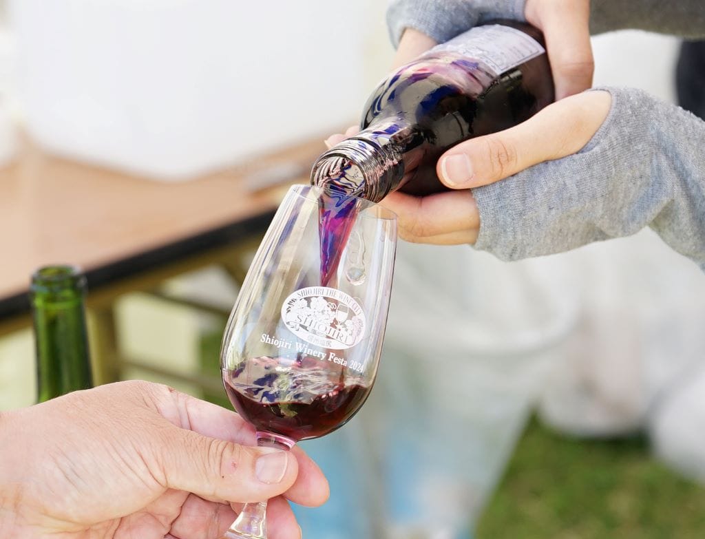 【ワイン好き必見!】塩尻ワイナリーフェスタは、 オリジナルワイングラスを片手に、 丹精込めた、個性豊かなワインを楽しむイベントです。 桔梗ヶ原でぶどう栽培が始まった明治23年に遡る塩尻のワイン。 以来、品種改良・醸造技術研究を重ね、磨かれ、 国際コンクールで常に上位入賞の高評価を獲得し、 国内外のワインラバーに親しまれています。平出遺跡公園に市内ワイナリーブースが一堂に会する形で開催しております。