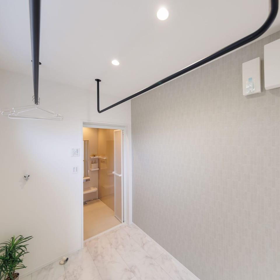 ゆったり3帖の脱衣室にはランドリーハンガー2セットを設置済。「洗う・干す」が一か所で完結し家事の時短に◎。