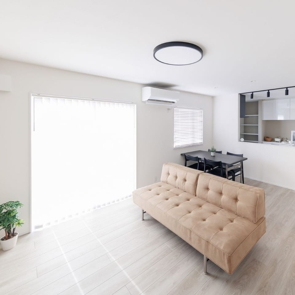 玄関を開けると、ふんわり明るいグレージュが広がるLDK。家に帰ってきた瞬間に気持ちがふっと和らぎます。