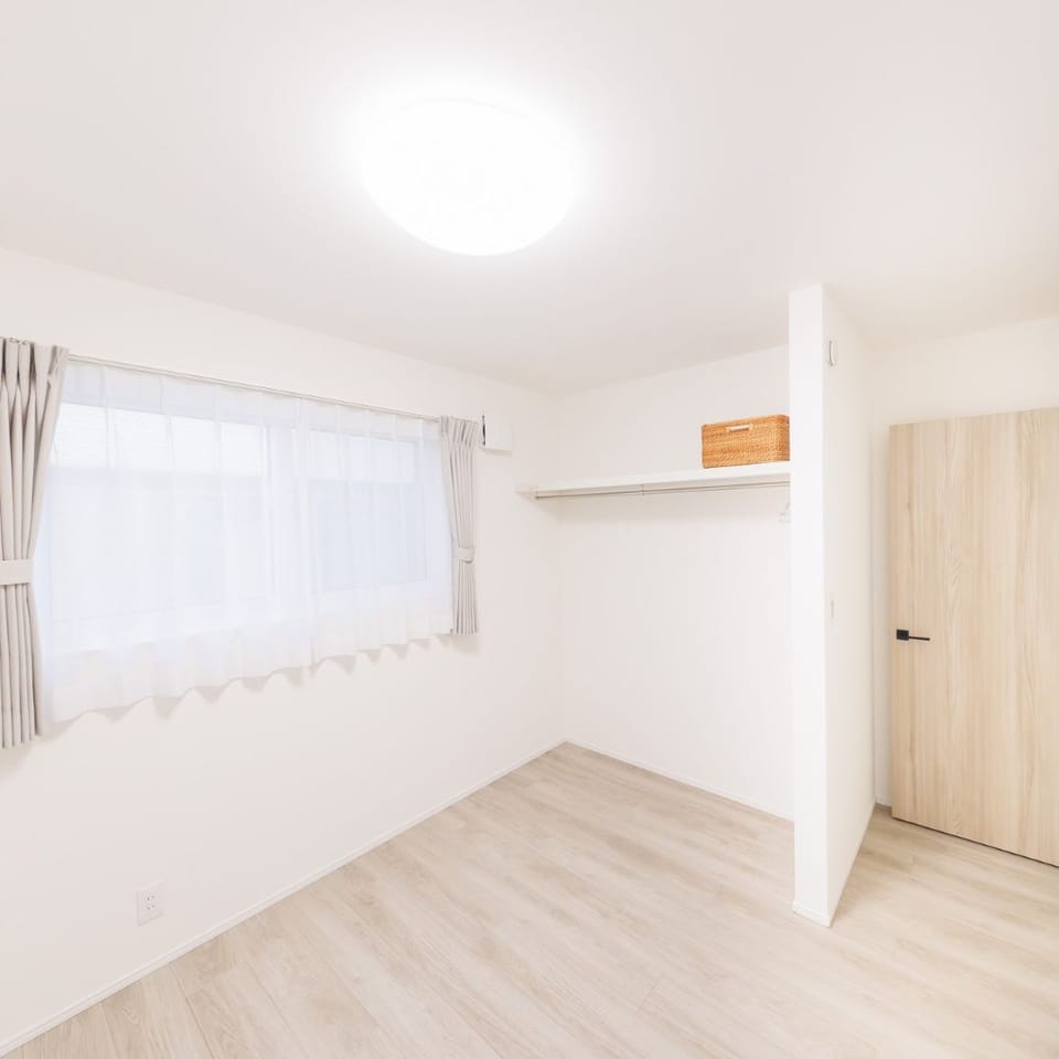 LDKと同じグレージュでまとめたシンプルな洋室は、衣類収納用のハンガーパイプ付でいつでも綺麗な室内を保てます。