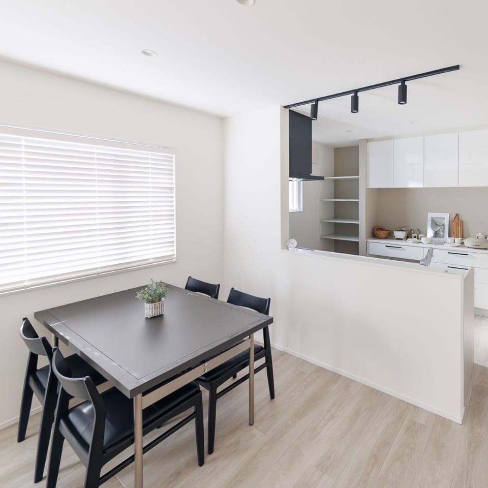 色も、動きも、距離感も。子育て中のママの気持ちにやさしい平屋です。ぜひその心地よさを現地でご体感ください。