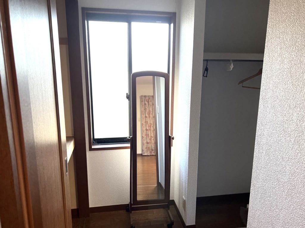 寝室にはウォークインクローゼットと押入付き。たくさんの衣類や季節外の寝具の収納に大活躍。