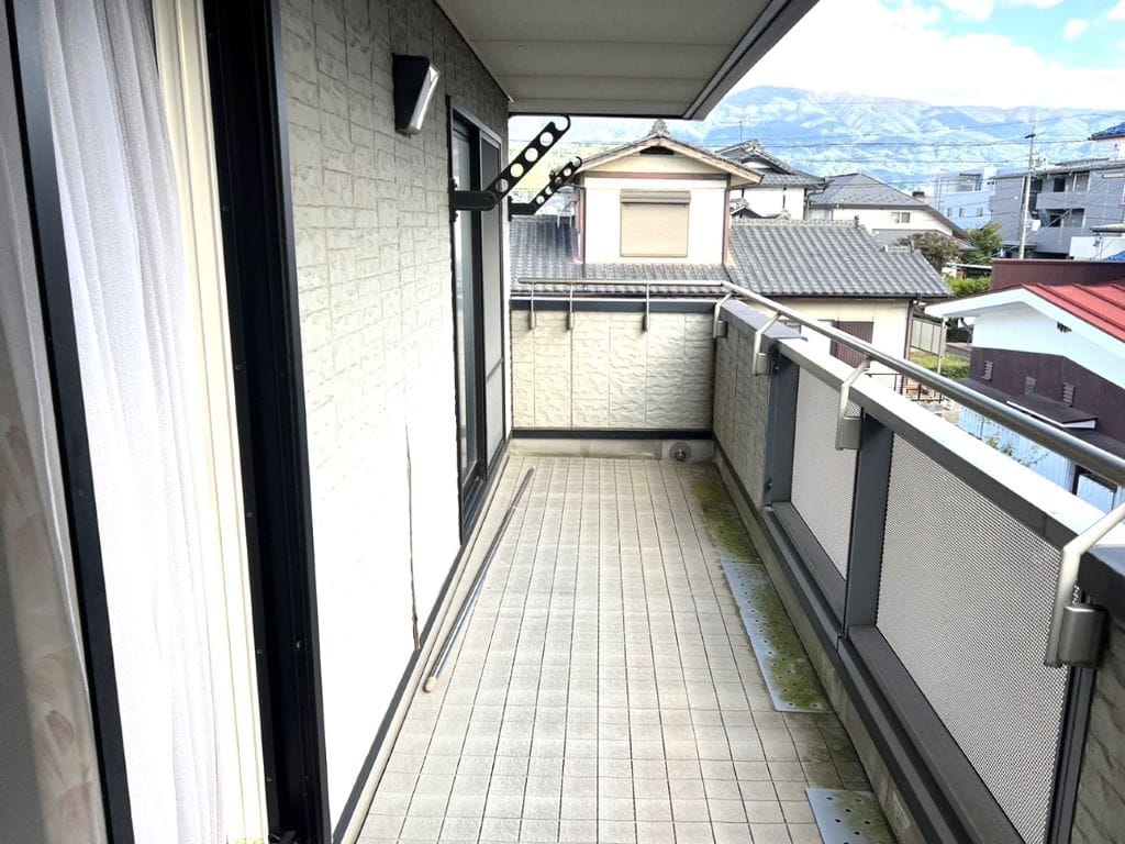 バルコニーへは寝室と書斎から出入りできます。奥行きがあるので寝具の外干しも楽々です。