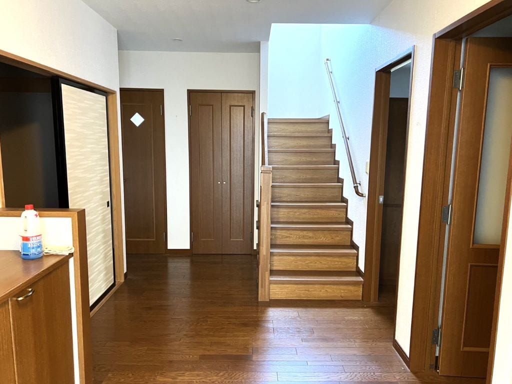 木のブラウンカラーが温もりを与える玄関ホールが、ご家族の帰宅を温かく迎えます。