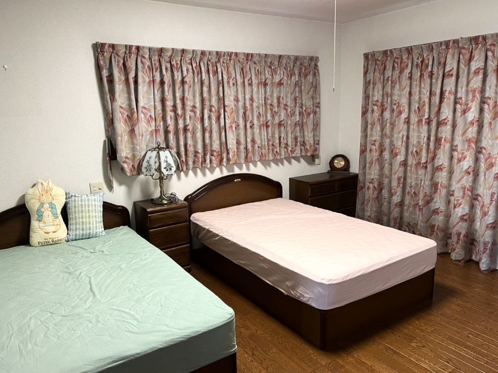 2F寝室は東南に面し、朝の目覚めが心地よいお部屋。ベッド2台をゆったりおける広さです。