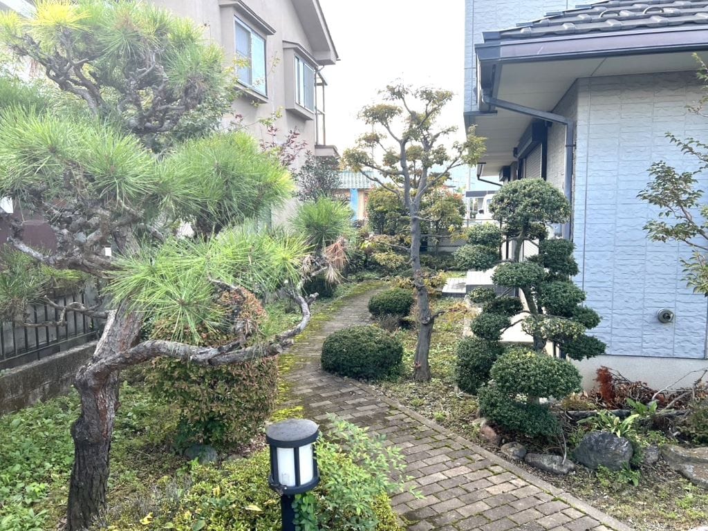 植栽やタイルなど、売主様により綺麗に整備されたお庭もこちらのお家の特徴です。