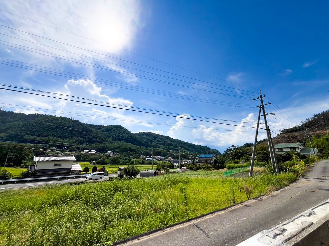 【松本市中心部へのアクセスの良さ】中山エリアの高台に位置する、見晴らしの良い立地です。前面道路の主な利用は近所にお住まいの方。交通量がとても少ないので、お車の出入りやお子様の外遊びに安心。(2024年8月撮影)