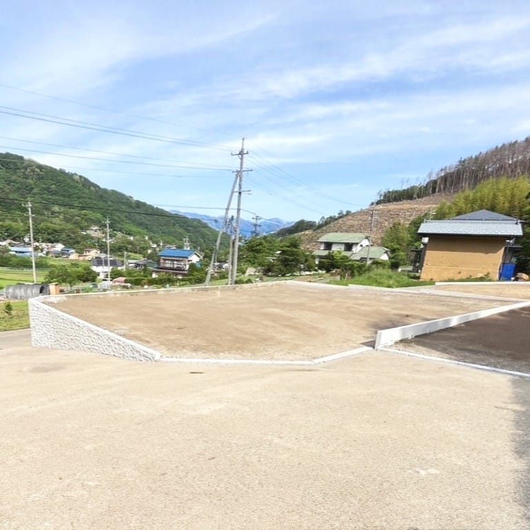 【落ち着いた生活環境】比較的静かな住宅地が広がっており、都会の喧騒から離れて落ち着いた生活を送りたい人に適しています。地域コミュニティも比較的親密で、安全な環境が整っています。西側には、四季折々の変化を楽しめる山々が綺麗に見えます。弘法山まで車3分の距離で、春の桜も楽しみに。