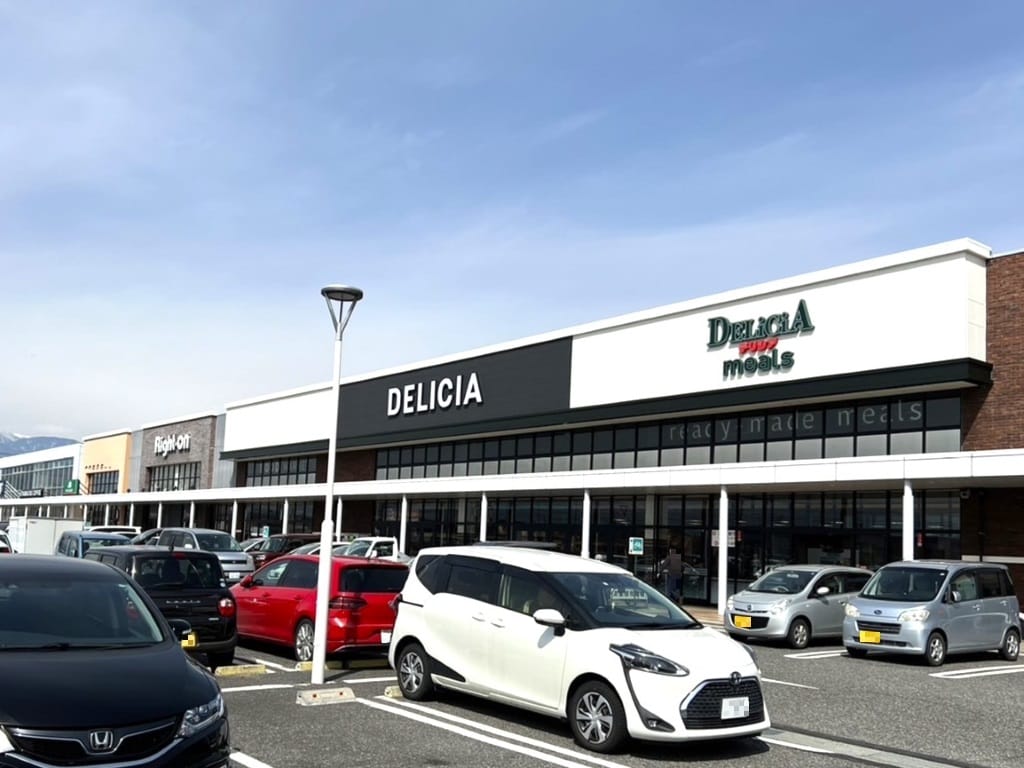 ライフスクエアCOMO庄内まで2.6km(車5分)デリシアや綿半ホームエイド、100円ショップ、衣料品店、飲食店などが建ち並ぶショッピングタウン。一か所で様々なお買い物が揃います。