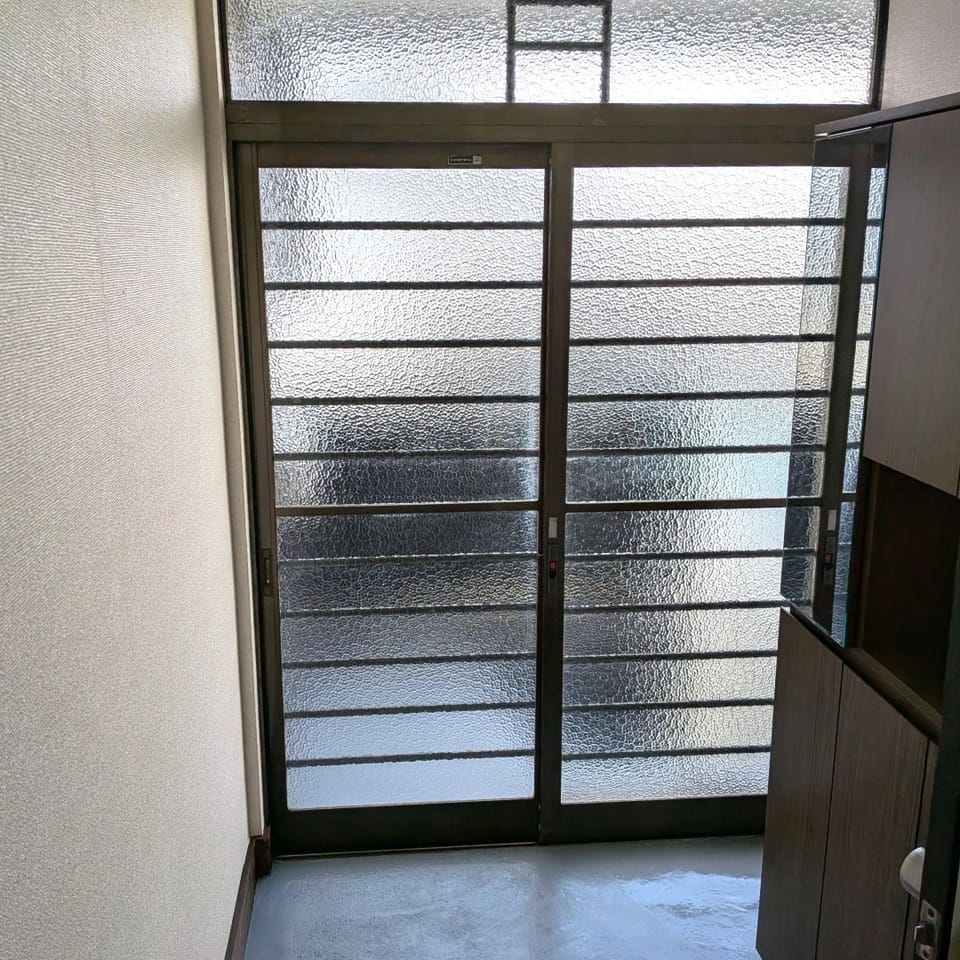 玄関はすりガラスから光が入る明るい空間。大容量シューズボックスを備え、家族分の靴もすっきり収納可能です。