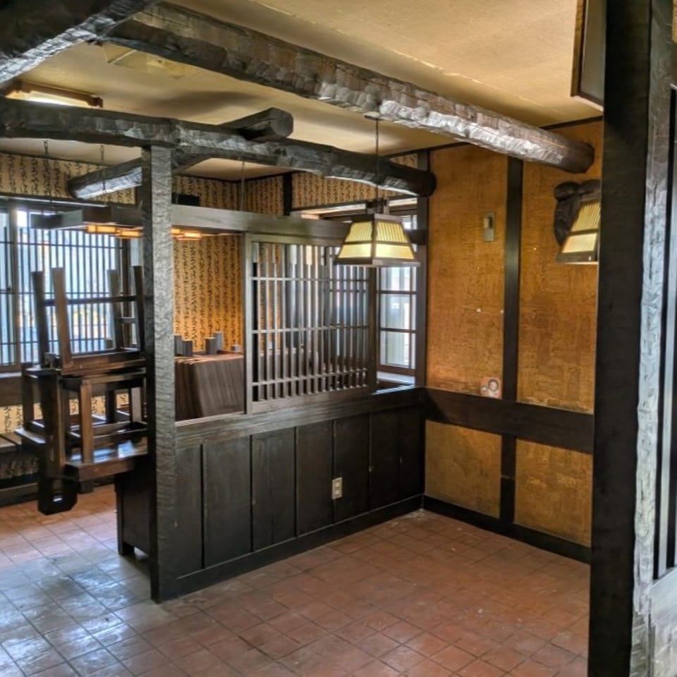 元々店舗利用の多目的ルームは、木の温もりに包まれた空間で、趣味や仕事など多彩な使い方が楽しめます。