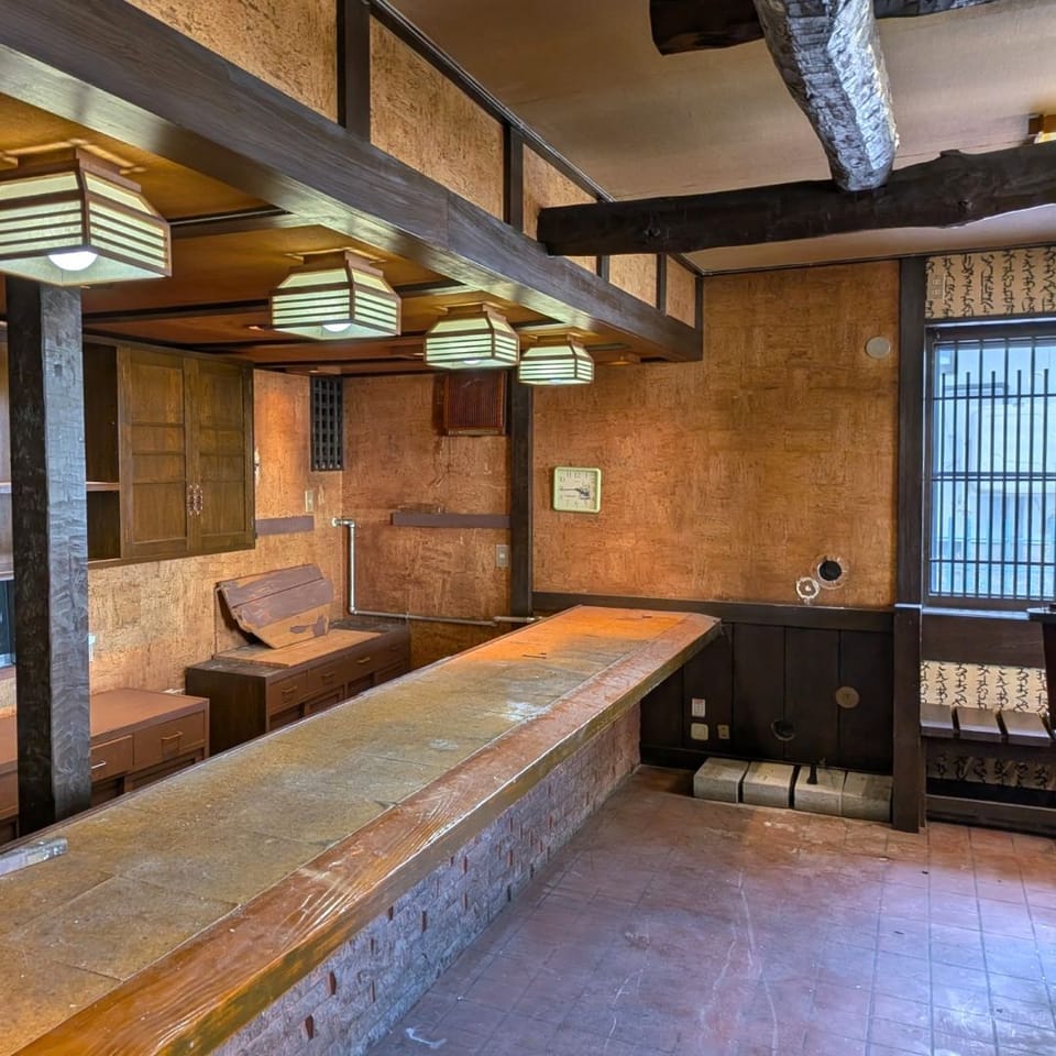 作業や接客にも使いやすい大きなカウンターを備えています。カフェ風の空間づくりにもぴったりです。