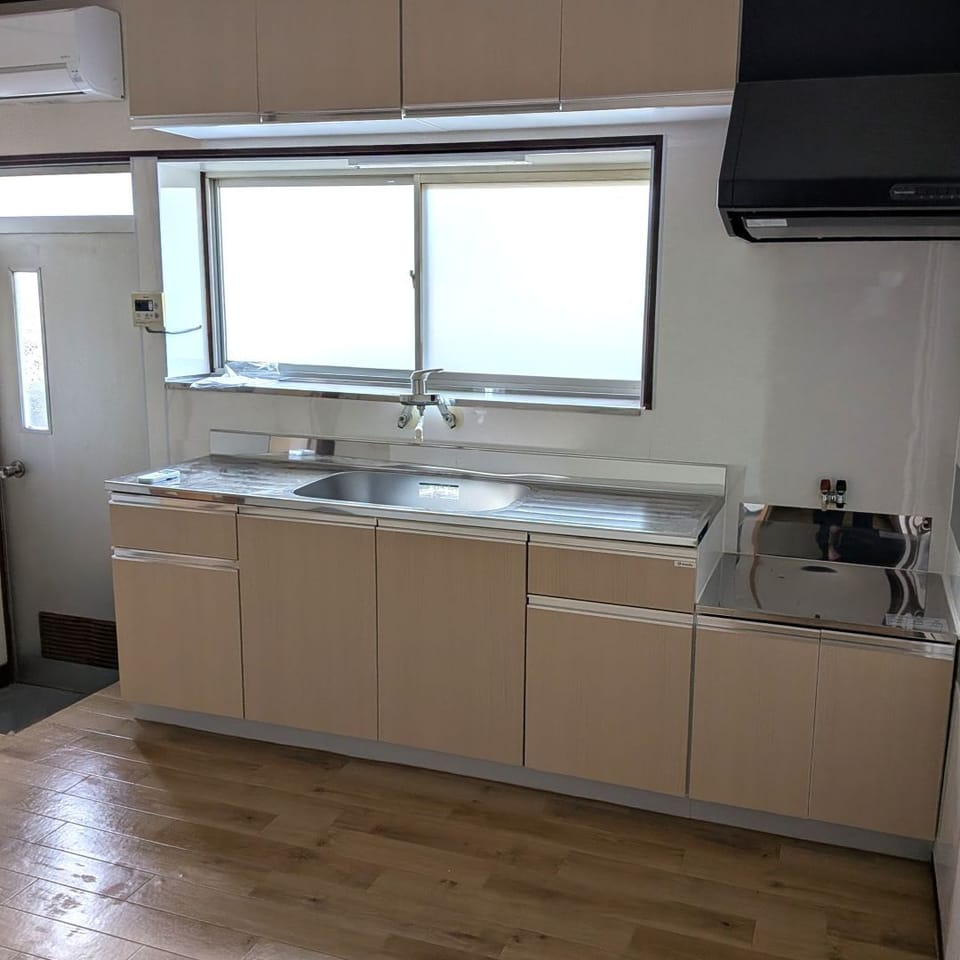 2025年新品交換済のキッチンとダイニングスペースは、動線が短く、配膳や片付けがスムーズに行えます。