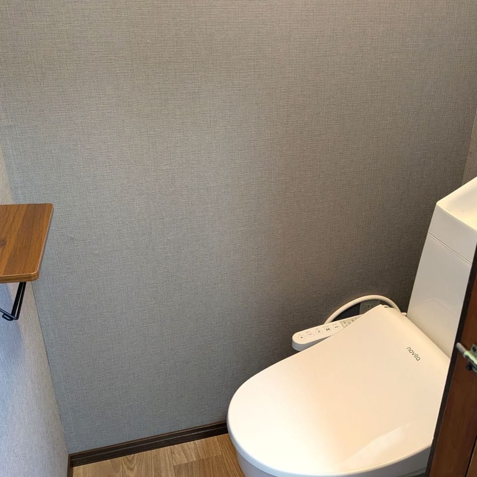 トイレは新品交換済。住居スペースだけでなく店舗スペースにもトイレがあるので、来客時にも安心です。