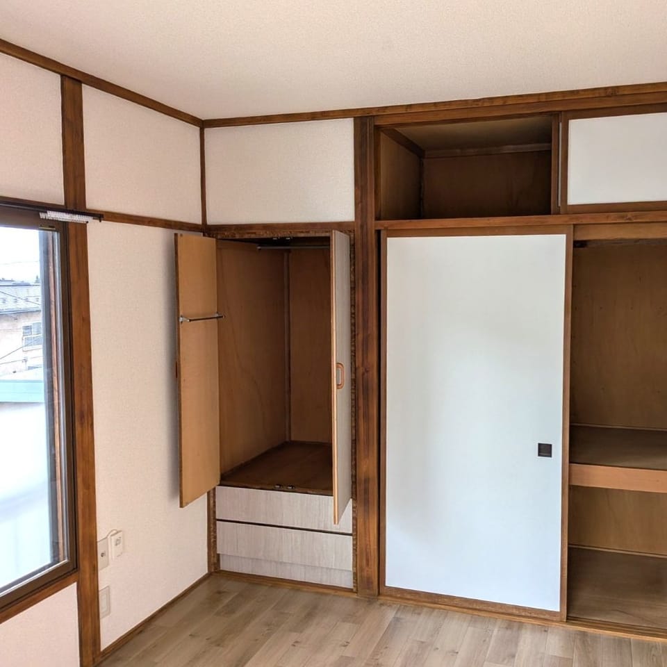 各居室には押入れや収納スペースを備えており、衣類や日用品もすっきり片付く間取りです。