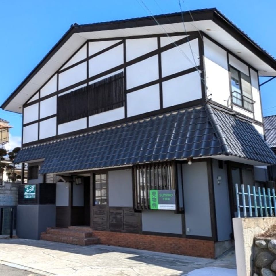 店舗兼住宅として使われていた建物なので、住宅街の中でもぱっと目を惹く趣のある外観です。