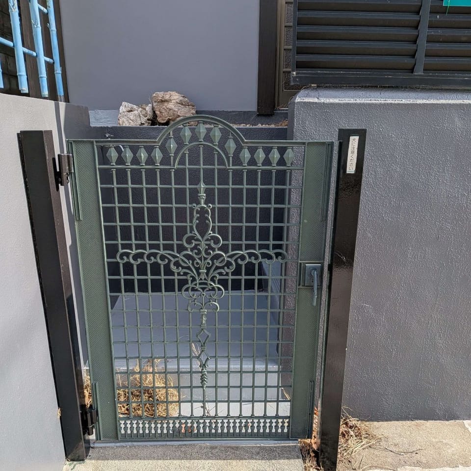 住居スペースへは外階段からも出入りができるので、用途に応じて使い分けが可能です。