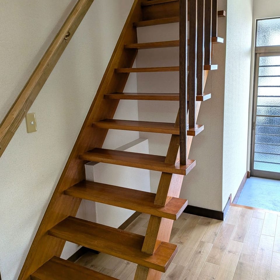 木のぬくもりが感じられる、開放感のあるオープン階段を採用。空間にやさしいアクセントを添えています。