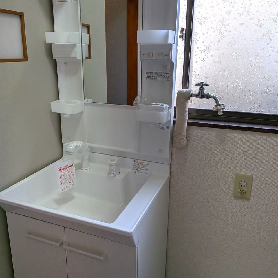 洗面化粧台は2025年に新品交換済。清潔感のある空間で、毎日の身支度も気持ちよく行えます。