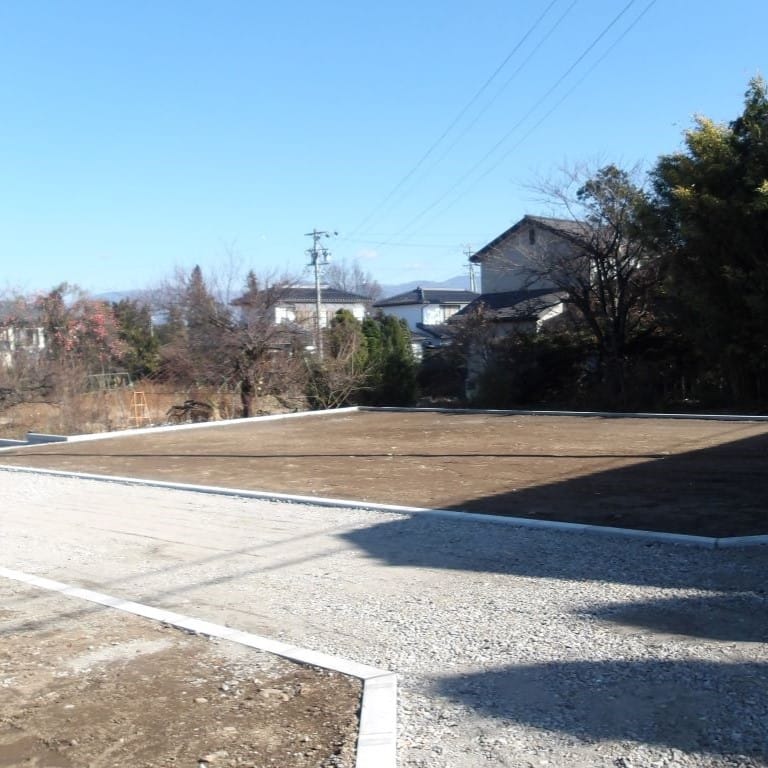 前面道路はご近所様の通行がほとんどのごく限られた通行量。小さなお子様の外遊びや通学にも安心です。
