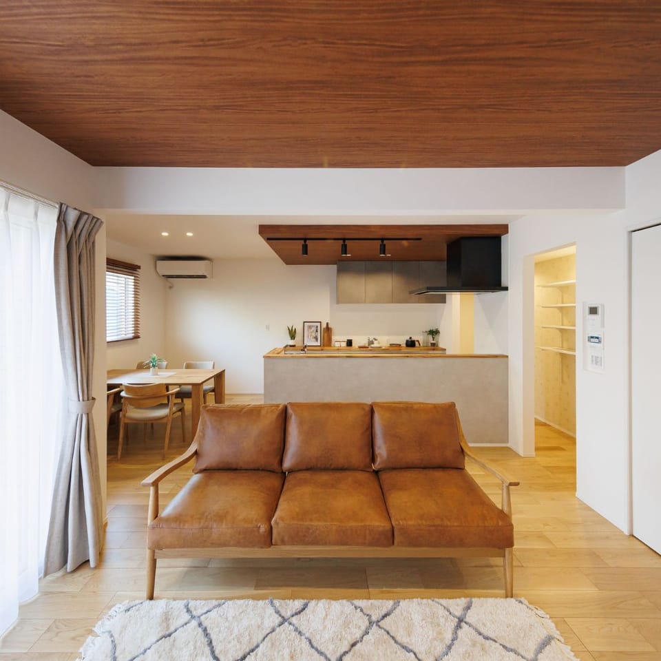 チェリー色でまとめた落ち着いた色合いで心地の良いLDK*施工例