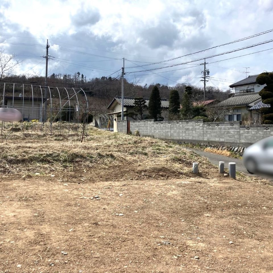 前面道路はご近所様の通行がほとんどで車通りが少なめ。休日のレジャーは車3分のアルプス公園が◎。