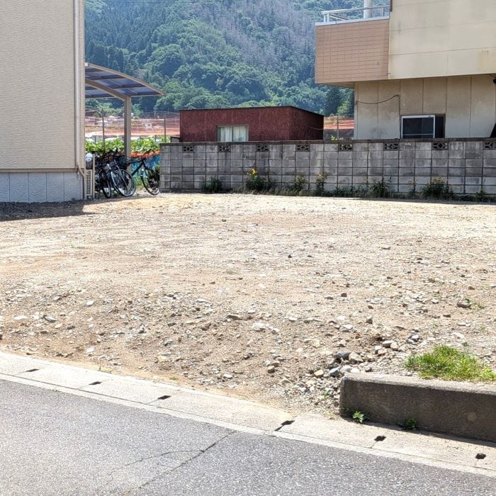 静かで落ち着いた住宅街ながら、利便性にも優れた筑摩エリア。子育て世代にも安心の住環境です。