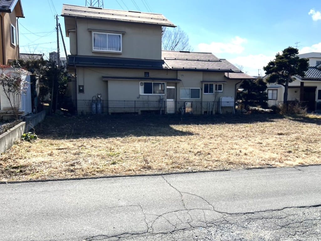 最寄りスーパーまで徒歩7分、コンビニまでは徒歩2分!バス停までは徒歩3分なので将来的にも安心の立地。