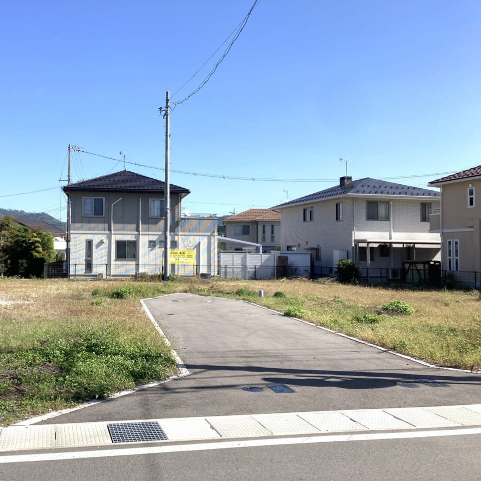 市街地近郊に完成した全4区画分譲地。便利な立地ながら、一軒家が建ち並ぶ落ち着いた住環境です。