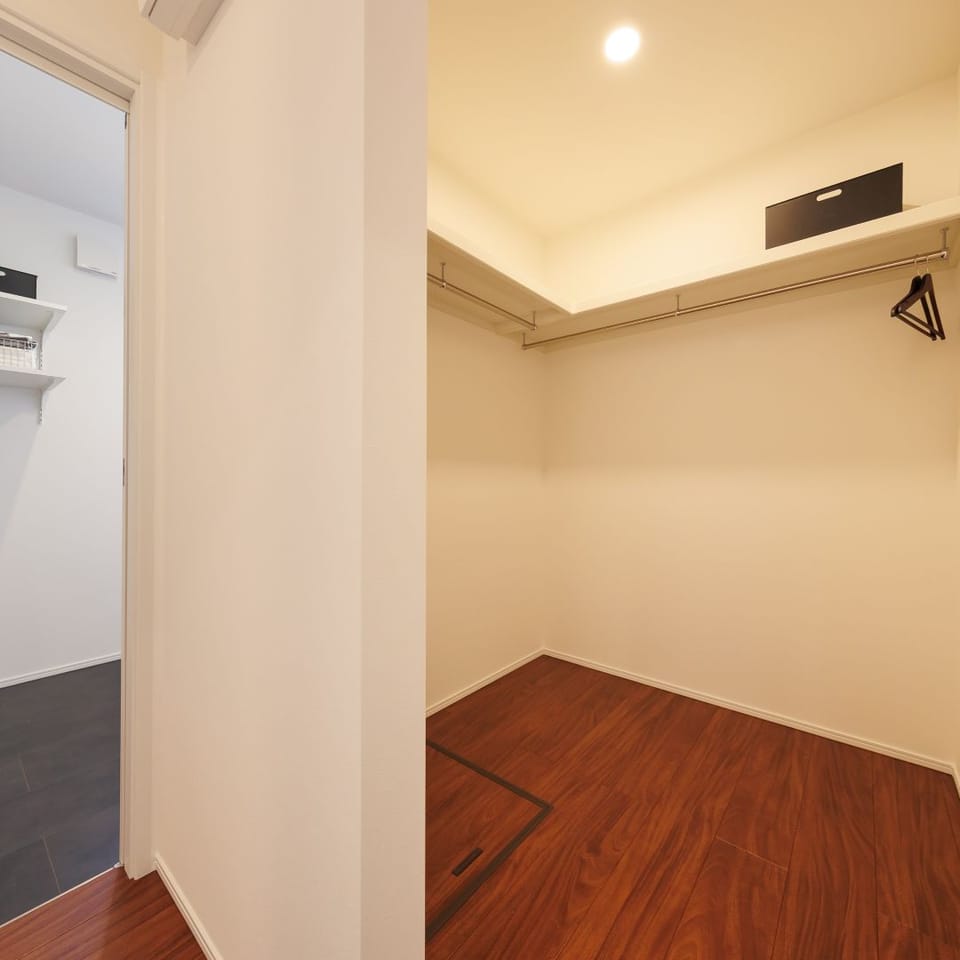 2帖ファミリークローゼットは収納力ばっちり。キッチン・脱衣室・ファミクロは回遊動線で繋がり家事楽に。