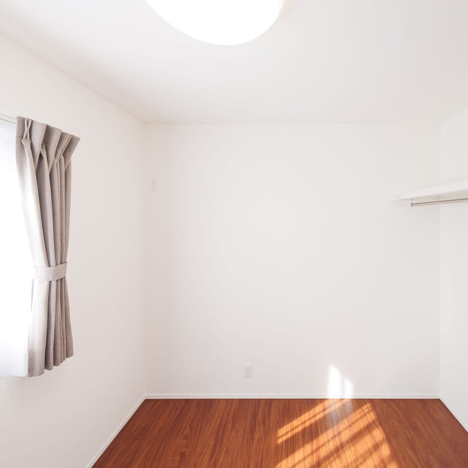 4.5帖洋室は、フローリングの色味が引き立つようシンプルに。年代・性別を問わないので子ども部屋にも。