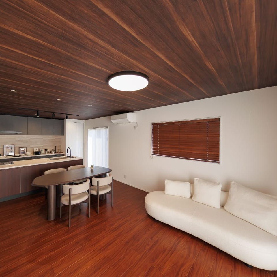 ゆったり18帖LDKは、深みのあるマホガニー柄フローリングとダークトーンの天井が上質空間を演出しています。