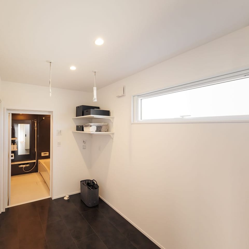 3帖の脱衣室兼ランドリールームは洗濯物もゆったり干せる広さ。キッチンからもホールからも出入りできます。