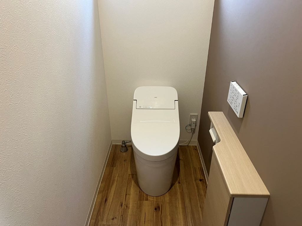 トイレは1Fと2Fの両方にあるので、ご家族で使用が重なるときも安心。温水洗浄機能付きです。