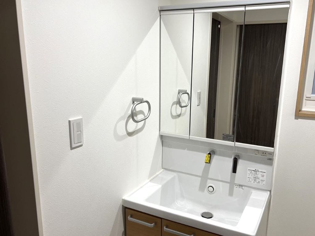 洗濯機置場は2Fサンルームに設けているので、約2帖の洗面脱衣室を広々と使用できます。