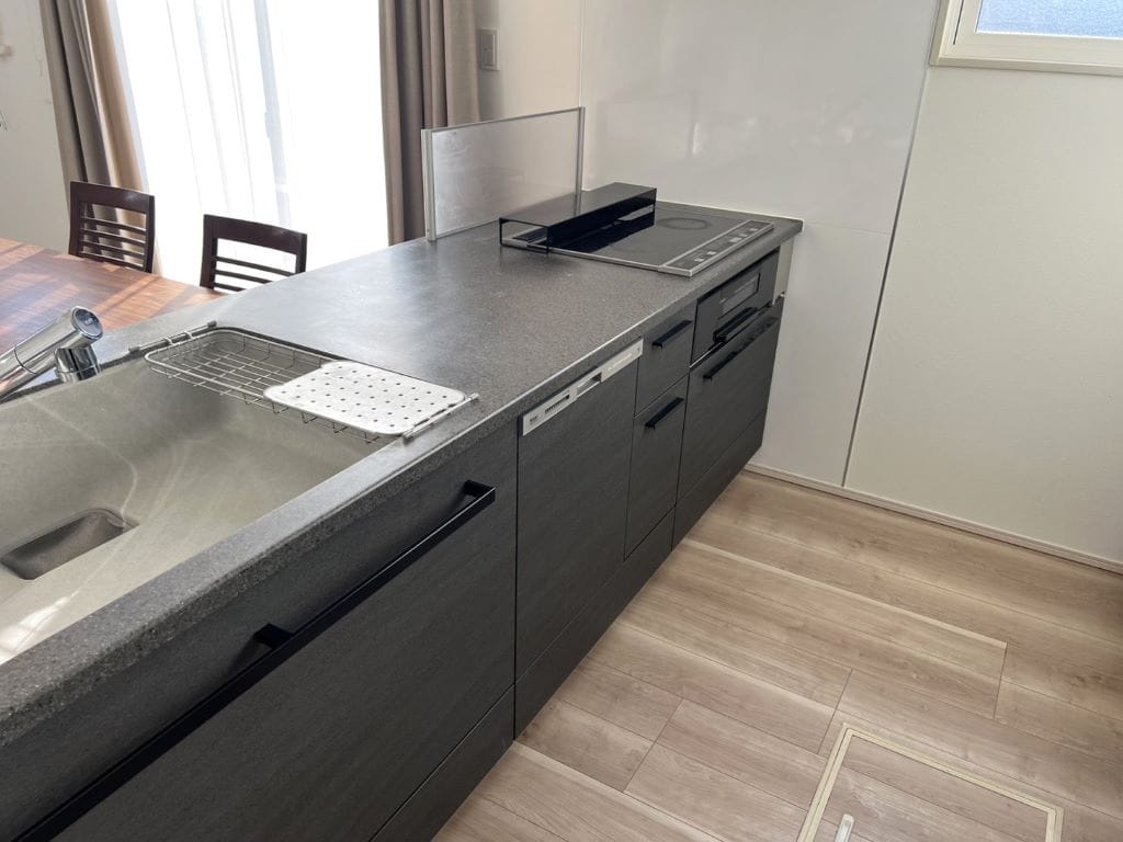 グレー基調でシックな印象のキッチン。すっきりとした見た目がおしゃれなフルフラットタイプです。