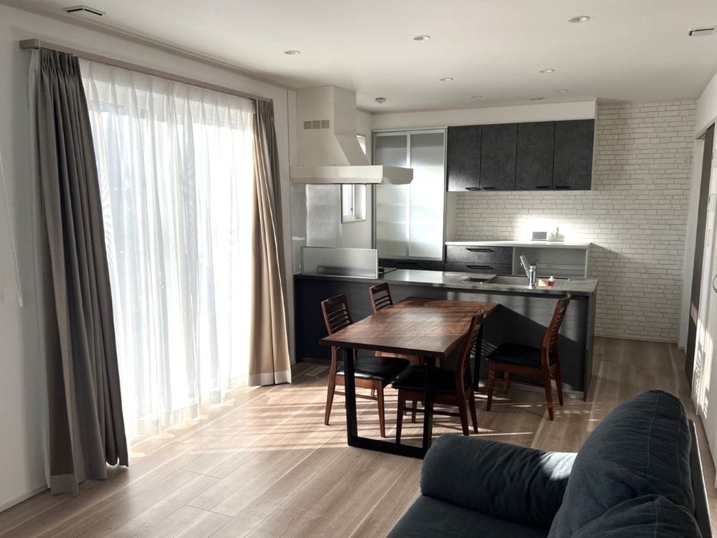 陽の光がしっかり入る西側の掃き出し窓からは、ウッドデッキやお庭へ出入りできます。