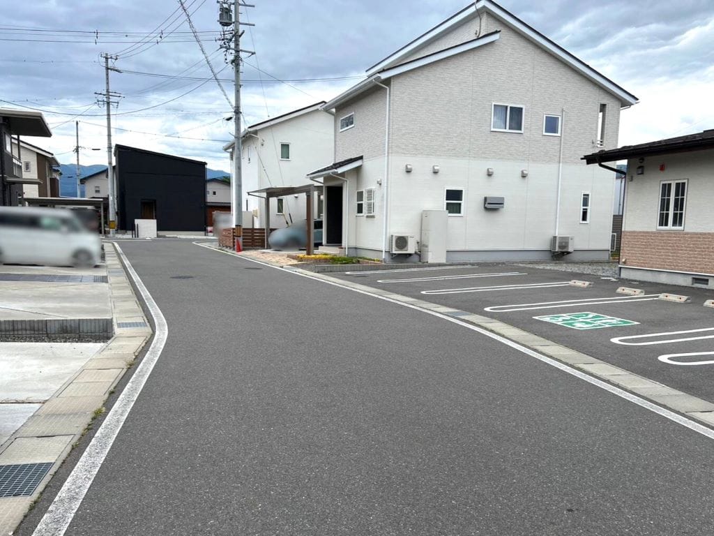 南側と西側を道路に面しているので、日当たり・通風良好。道路の幅員が6m以上と、お車の出入りが楽々。