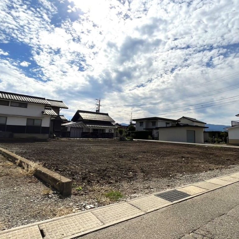 前面道路は近所にお住まいの方の通行がメインなので、ごく限られた交通量。お子様の外遊びにも安心です。