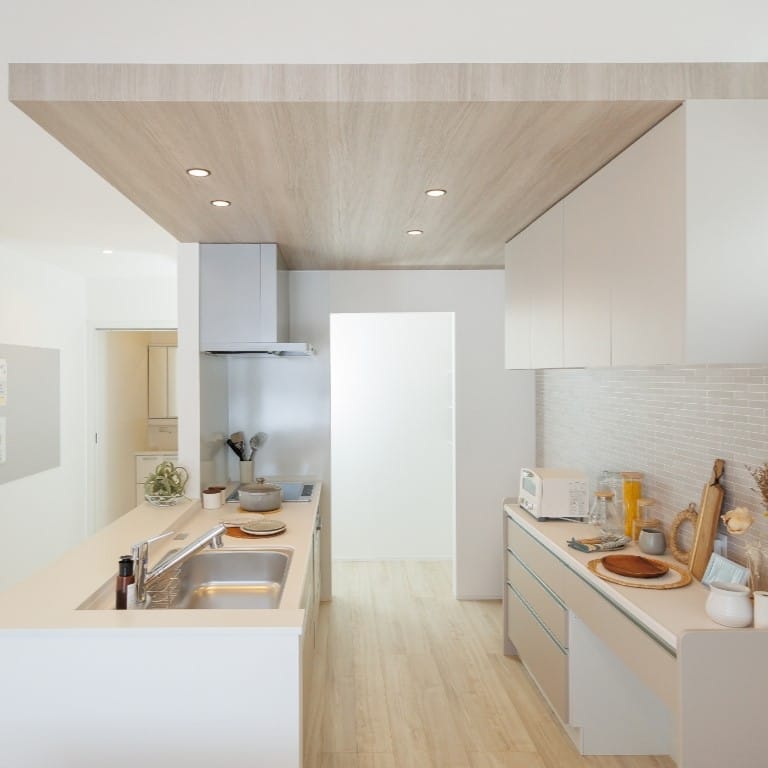 背面のアクセントがおしゃれな空間に。料理をするのも楽しくなります。*施工例