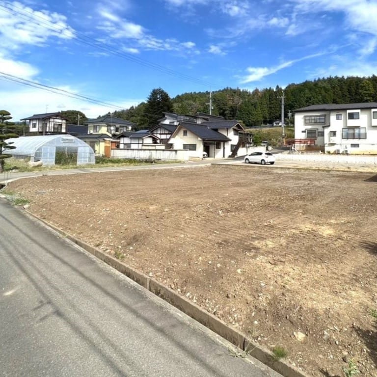 東の方面には山々の緑がとても身近に。信州らしい、自然豊かな生活が叶う住環境です。