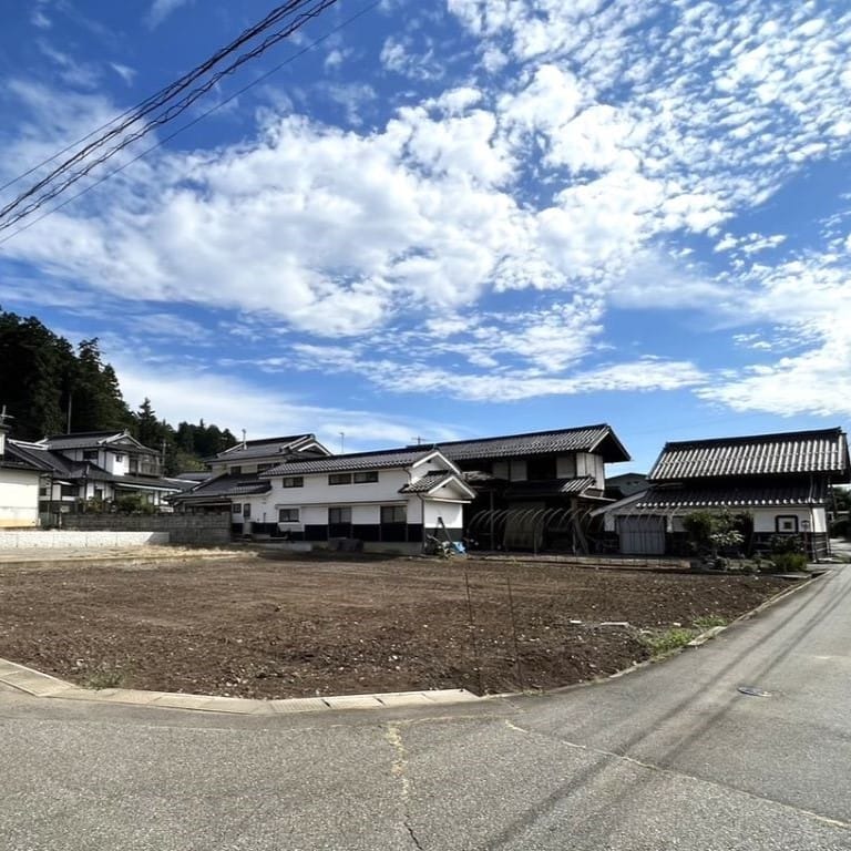 塩尻北ICやショッピングタウン、総合病院まで車6分の距離が嬉しい。利便性にも優れた立地です。