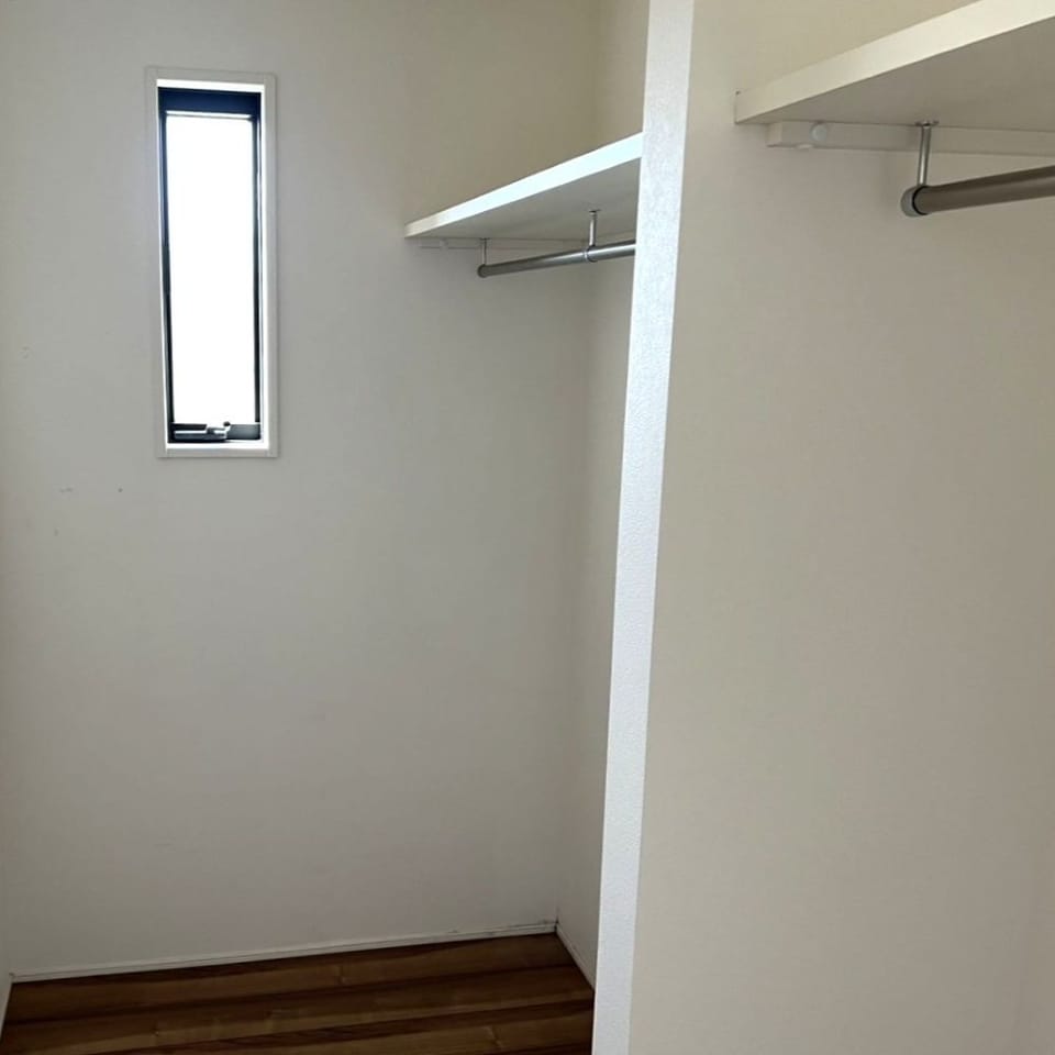 主寝室には約3帖のWIC付。棚やハンガーパイプ設置済で衣類や季節のアイテムをたくさん収納できます。