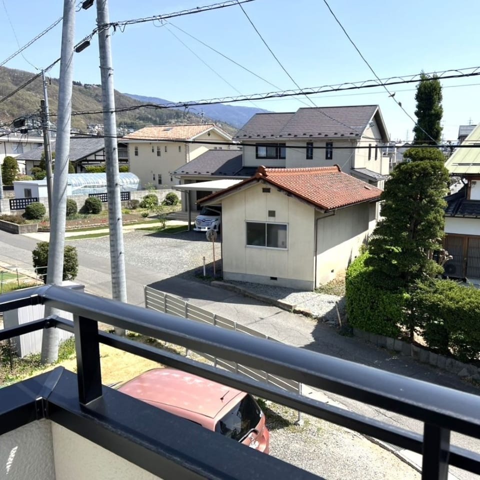 主寝室から出入りできるバルコニーからは弘法山を臨めます。四季の眺望を楽しめます。