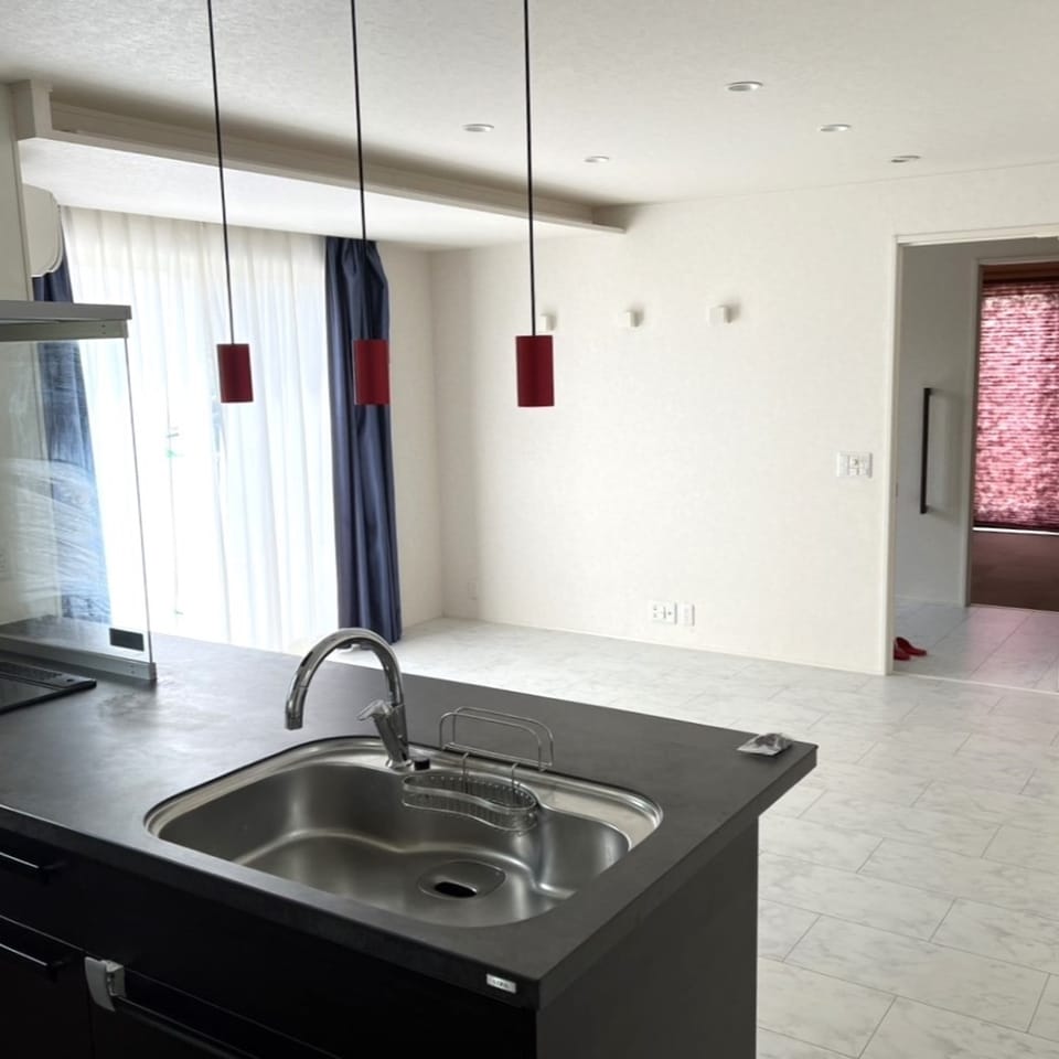 キッチンからリビング全体を見渡せるので、小さなお子様のいるご家族も生活しやすい間取りです。