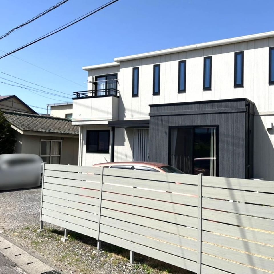 閑静な住宅街に位置し、目隠しフェンスによりプライバシーを守れます。敷地内には約4台分の駐車が可能。