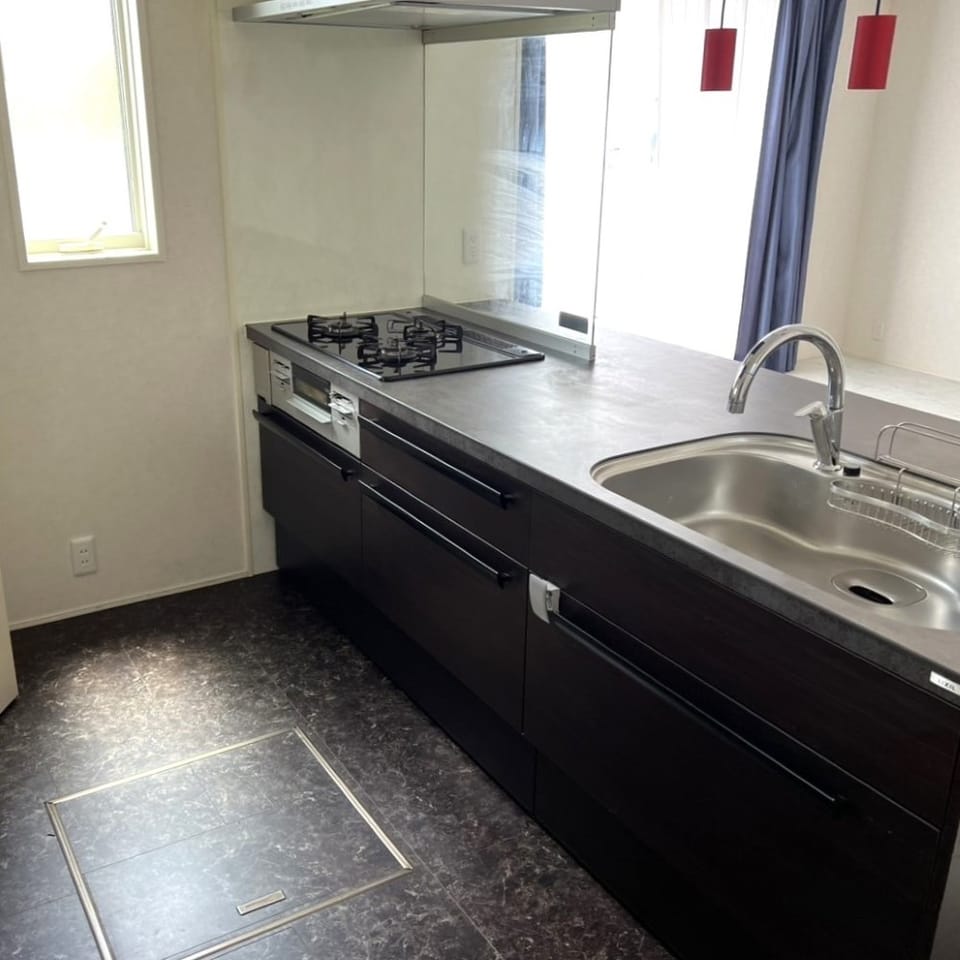 キッチンにはカップボードの他、パントリーとして利用できる扉付き収納も。調理器具や食品ストックも楽々しまえます。